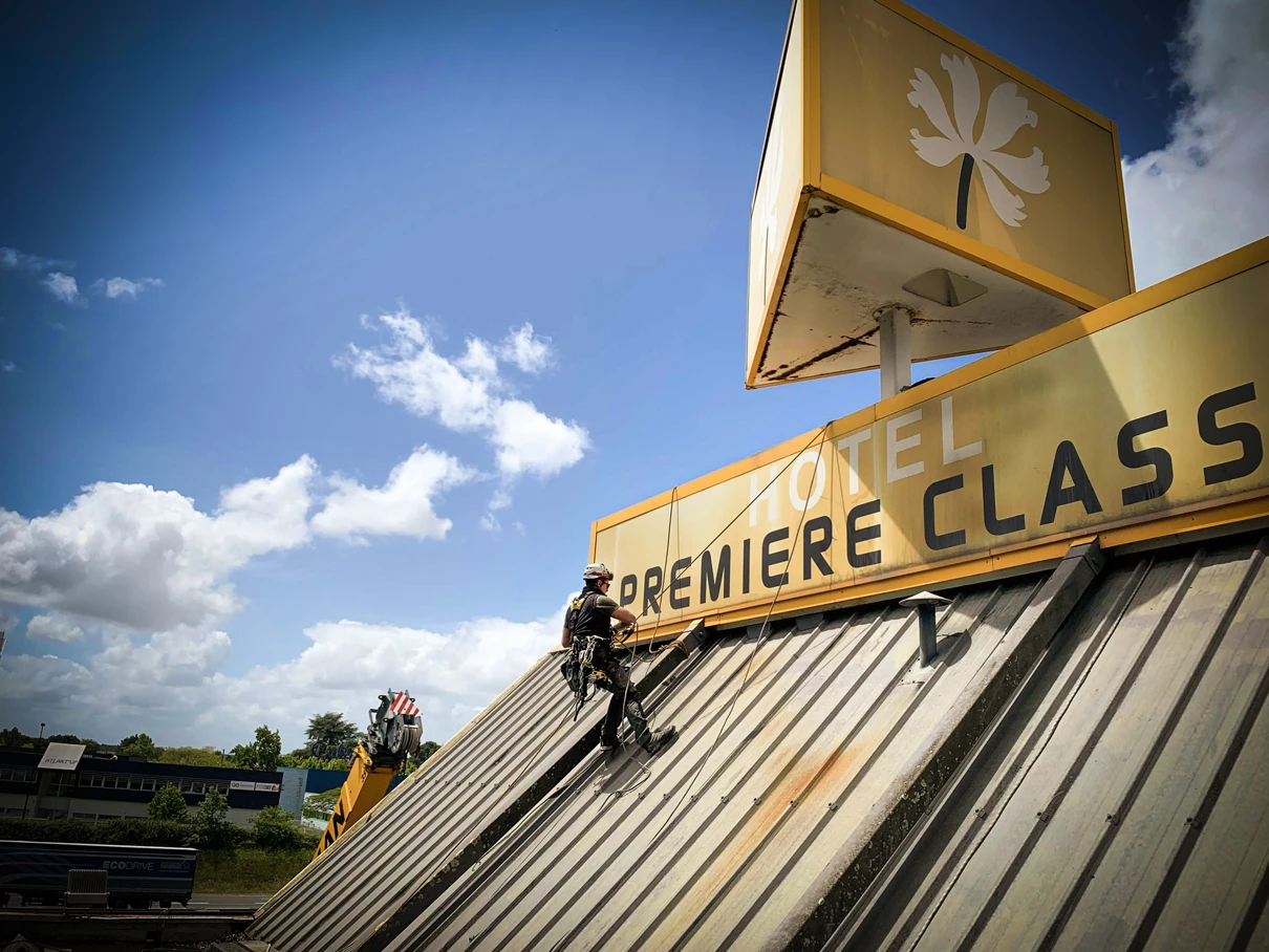 Intervention de cordistes MS Access pour enseigne en bout de course chez POLY-POSE BELIN BELIET à Villenave-d'Ornon (bâtiment) – 3